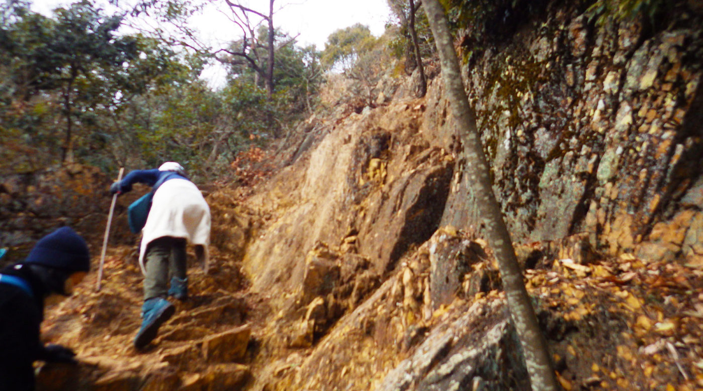 大小山山頂直下の岩場