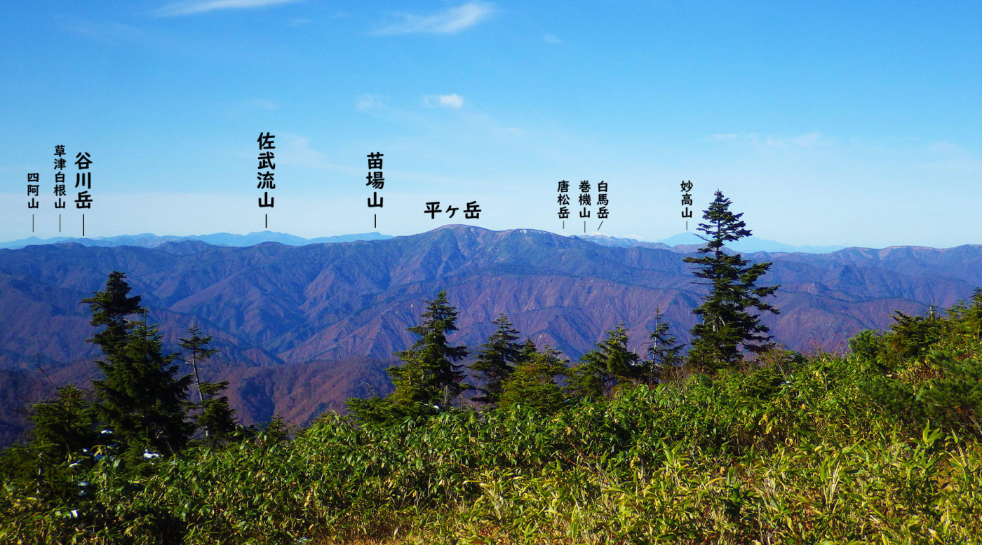 会津駒ヶ岳から西の方を眺めると北アルプスまで見えた