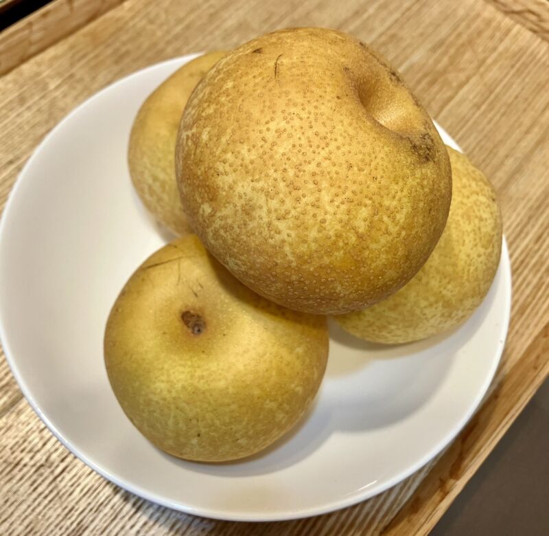 Image for the Tweet beginning: 梨の季節になってから多くの方から梨をたくさん頂戴しています。
家に持ち帰って家族で美味しくいただきました😋ありがとうございます😺 