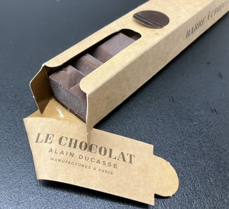 Image for the Tweet beginning: 先日頂いたフランス🇫🇷土産のショコラバーは不思議な形をしていてとても美味でした😋
ありがとうございます！ 